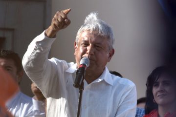 López Obrador causó polémica el fin de semana por mantener un breve saludo durante una gira en Sinaloa con María Consuelo Loera, madre del narcotraficante Joaquín "el Chapo" Guzmán, que cumple cadena perpetua en Estados Unidos.
(Dreamstime)
