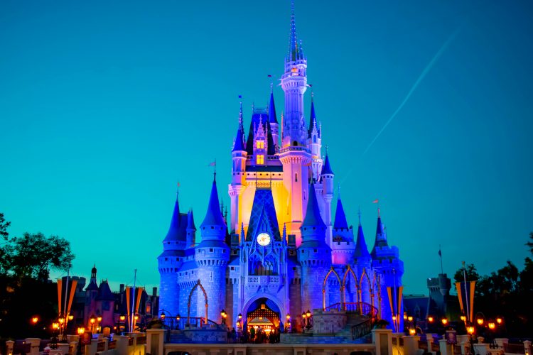 Aunque Disney no aportó más detalles sobre las medidas de seguridad que tomará, dejó claro que la capacidad será limitada, restringirá el uso de pases anuales y exigirá hacer reservas adelantadas.
(Dreamstime)