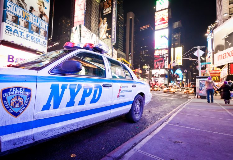 El defensor del ciudadano, Jumaane Williams, reconoció este martes a través de Twitter que los fuegos artificiales no solo están disparándose en Nueva York, sino en muchas ciudades y estados de EE.UU., y colgó una foto suya tomada de noche en la calle en la que reclamaba "una respuesta y solución orientada a la comunidad" para este problema. 
(Dreamstime)