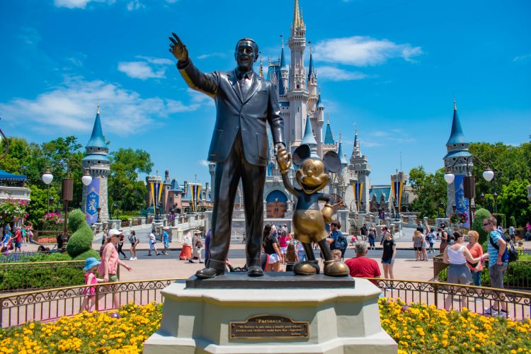 Los seguidores más acérrimos del mundo Disney con un pase anual pudieron acceder el jueves 9 de julio a los dos parques.
(Dreamstime)