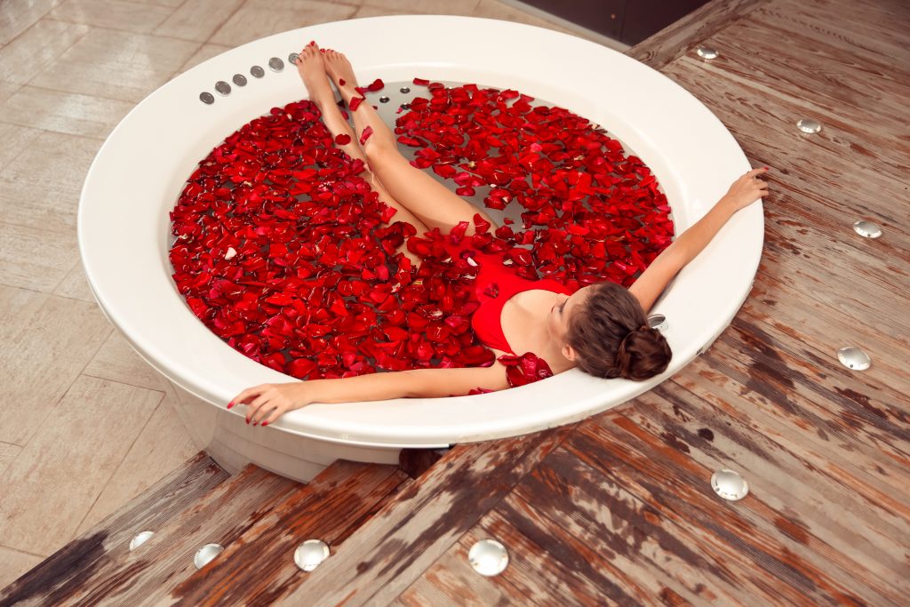dreamstime_l_155193031-1024x683 Karina, dulce y tierna en baño de rosas
