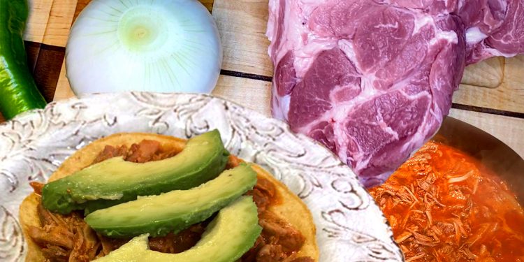 Tostadas de tinga de cerdo.