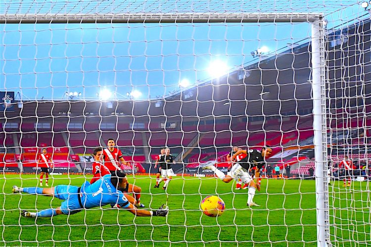 Edinson Cavani (R) del Manchester United marca la ventaja 3-2 durante el partido de fútbol de la Premier League inglesa entre Southampton FC y Manchester United en Southampton, Gran Bretaña, ( Reino Unido) EFE