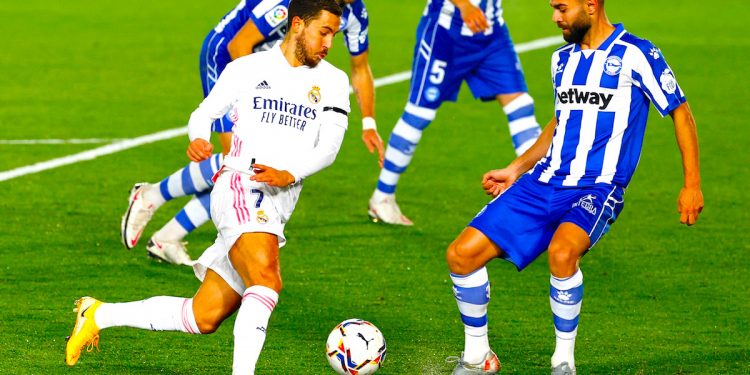 El delantero del Real Madrid Eden Hazard (i) trata de superar a la defensa del Alavés, durante el partido de Liga en Primera División que disputao es en el estadio Alfredo Di Stéfano, en Madrid. EFE