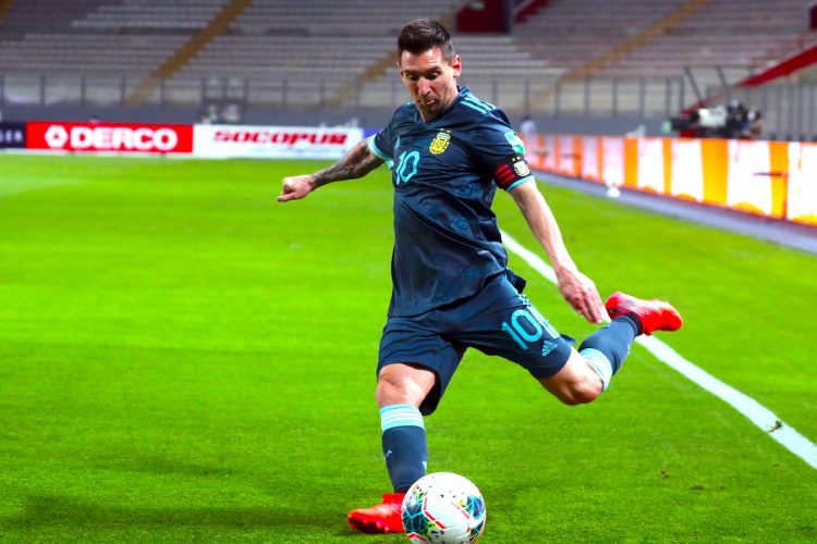 El jugador Lionel Messi de Argentina patea un balón, en un partido de las Eliminatorias Sudamericanas para el Mundial de Catar entre las selecciones de Perú y Argentina en el estadio Nacional en Lima (Perú). EFE/SEBASTIAN CASTANEDA POOL