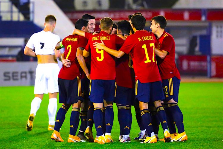 Los jugadores de la selección española celebran el tercer gol conseguido ante Israel, durante el partido de la fase clasificatoria para el Europeo Sub-21 2021 que se disputo en el Estadio Municipal de Marbella. EFE/Carlos Díaz