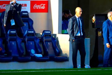 El entrenador francés del Real Madrid, Zinedine Zidane al inicio del partido de Liga que disputan ante el Villarreal en el estadio de la Cerámica. EFE