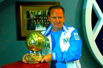 El soviético Ígor Belánov, delantero del Dinamo Kiev, durante la entrevista concedida a Efe. Corría el año 1986. Maradona había ganado la Copa Mundial. El astro argentino era sin discusión el mejor jugador del planeta, pero fue otro futbolista el que se llevó el Balón de Oro, el soviético Ígor Belánov, delantero del Dinamo Kiev. "Yo fui el mejor de Europa, Maradona, el mejor del mundo", comentó a Efe/EFE