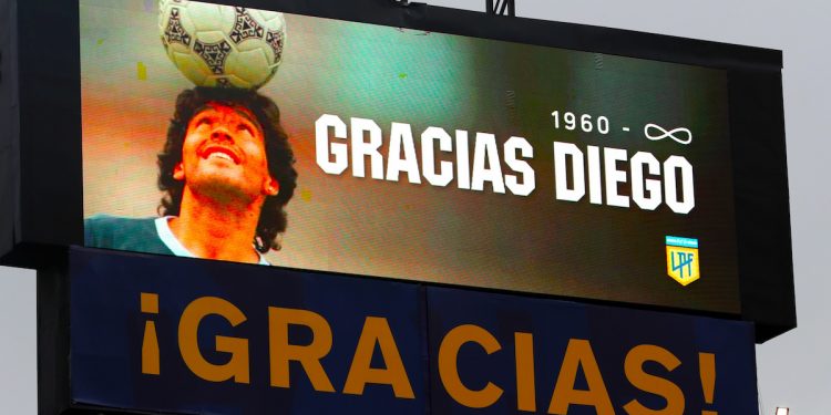 Fotografía de una imagen de Diego Armando Maradona en una pantalla durante un homenaje en un partido de la Primera División argentina entre Boca Juniors y Newell's Old Boys en el estadio La Bombonera en Buenos Aires (Agentina). EFE/Alejandro Pagni/Archivo