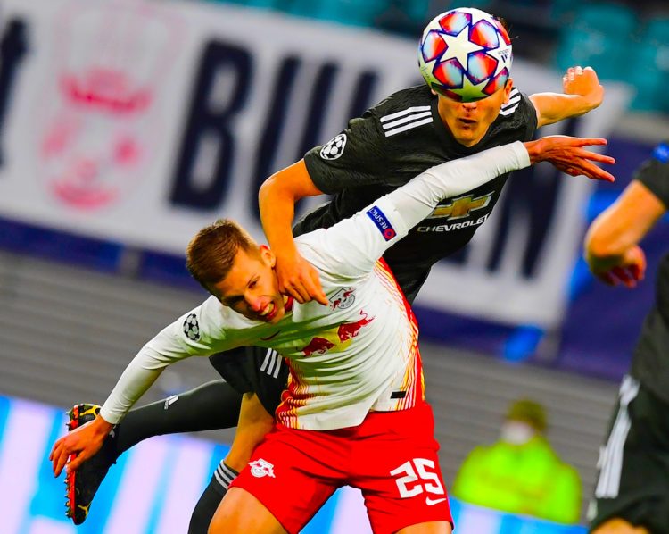 Nemanja Matic (negro) del Manchester United disputa el balón con el español Dani Olmo (blanco) del RB Leipzig, durante un partido del Grupo H de la UEFA Champions League entre el Leipzig y el Manchester United, en Leipzig (Alemania). EFE/Filip Singer