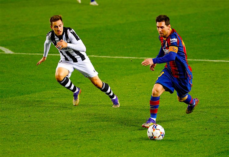 El delantero argentino del FC Barcelona, Leo Messi (d), conduce el balón ante el centrocampista del Levante, Jorge de Frutos, durante el encuentro correspondiente a la jornada decimotercera de primera división disputado esta noche en el estadio del Camp Nou, en Barcelona. EFE / Toni Albir.