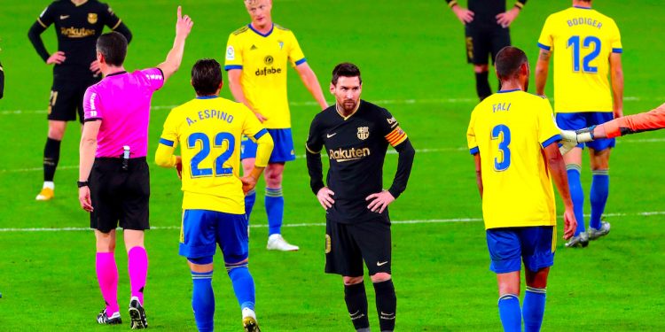 l delantero argentino del Barcelona FC, Lionel Messi (c) rodeado de jugadores del Cádiz, durante el partido de LaLiga que enfrenta al Cádiz CF y al Barcelona CF este sábado en el estadio Ramón de Carranza. EFE