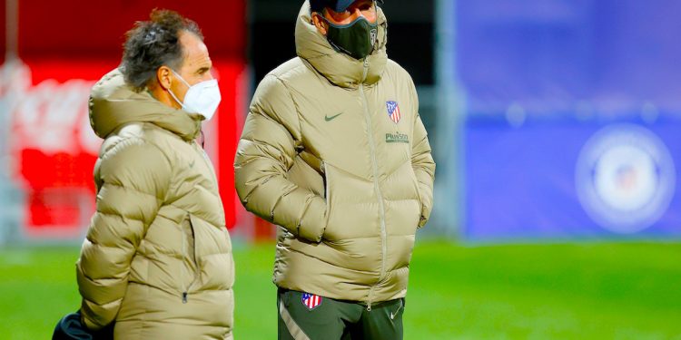 El entrenador del Atlético de Madrid, el argentino Diego Pablo Simeone (d), habla con el preparador físico del equipo, el uruguayo ”scar "El Profe" Ortega. EFE/AtleticodeMadrid.com