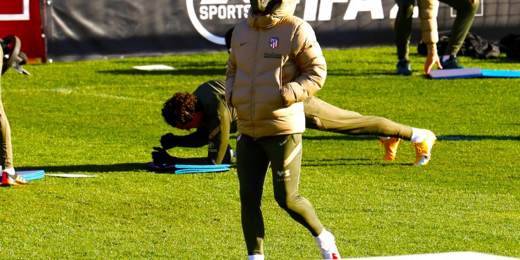 El entrenador del Atlético de Madrid, Diego Simeone, dirige el entrenamiento de su equipo en la ciudad deportiva Wanda en Majadahonda EFE/Chema Moya
