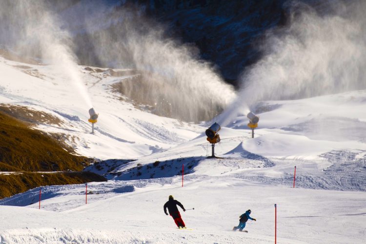 Cañones de nieve y entusiastas del esquí, en Arosa, Suiza, 29 de noviembre de 2020. Las estaciones de esquí en Suiza están abiertas a pesar de la pandemia del coronavirus Covid-19 con estrictas medidas de seguridad. EFE / GIAN EHRENZELLER