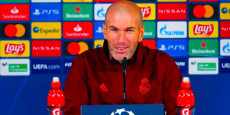 entrenador del Real Madrid, Zinedine Zidane, durante la rueda de prensa posterior al entrenamiento realizado este martes en la Ciudad Deportiva de Valdebebas, donde el equipo prepara el partido de la sexta jornada de la Fase de Grupos de la Liga de Campeones ante el Borussia Mönchengladbach. EFE