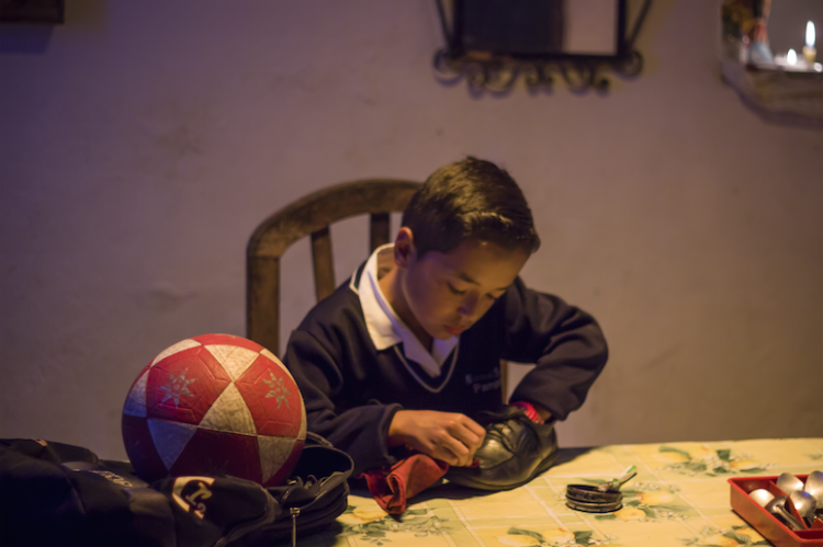 Gonzalo, un niño de 10 años imaginativo y tenaz se enfrenta a la tarea más difícil de su vida: llegar al colegio con los zapatos limpios.