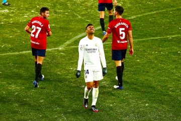 El centrocampista del Real Madrid Carlos Casemiro (c) se lamenta tras una ocasión fallada ante Osasuna, durante el partido de Liga en Primera División que disputan esta noche en el estadio de El Sadar, en Pamplona. EFE/Jesús Diges