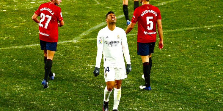 El centrocampista del Real Madrid Carlos Casemiro (c) se lamenta tras una ocasión fallada ante Osasuna, durante el partido de Liga en Primera División que disputan esta noche en el estadio de El Sadar, en Pamplona. EFE/Jesús Diges