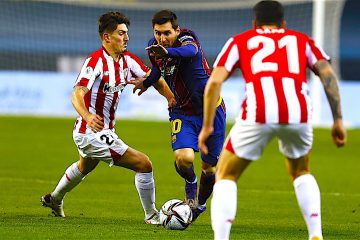 El delantero argentino del FC Barcelona, Leo Messi (c), intenta llevarse el balón ante el centrocampista del Ahtletic, Unai Vencedor, durante el encuentro correspondiente a la final de la Supercopa de España que disputan hoy Domingo en el estadio de la Cartuja de Sevilla. EFE