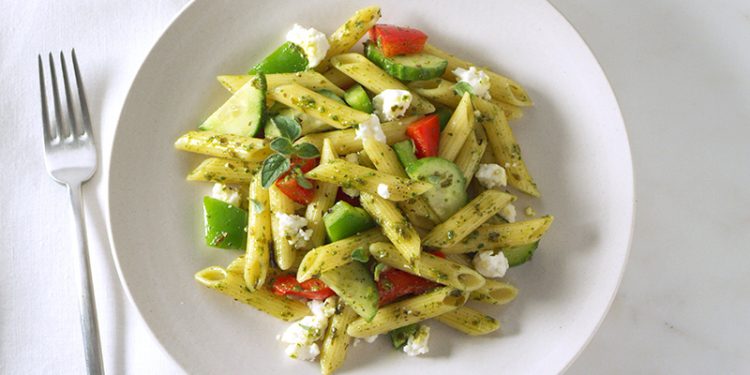 Ensalada de Pasta Penne Mediterránea Con Pesto.