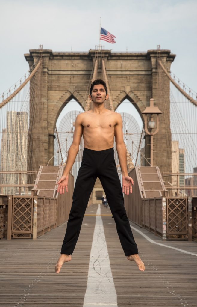 Brooklyn-Bridge-Photoshoot-by-Joshua-Ramos-3-651x1024 Glauco Araujo, el bailarín brasileño que conquista New York