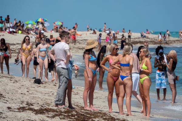 Rodríguez aclaró que llevar bebidas alcohólicas a la playa o fumar marihuana es prohibido en todo el condado de Miami-Dade. 
(EFE)
