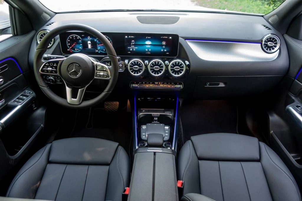 cautofotomercedes-benz-gla-250-2021-18-cockpit-shot-dashboard-front-row-interior-1024x683 Mercedes Benz GLA250 W4, Un SUV de lujo, pequeño y capaz