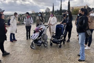En viaje organizado a Jerusalén, las mujeres y sus bebés.