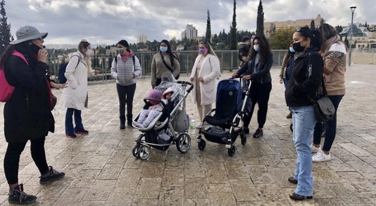 En viaje organizado a Jerusalén, las mujeres y sus bebés.