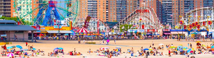 La noria, bautizada "Wonder Wheel" (La rueda de las maravillas), vuelve así a la actividad después de haber tenido que cerrar en 2020 por primera vez en su historia por culpa de la pandemia, precisamente cuando iba a cumplir 100 años dando vueltas. 
 (Dreamstime)