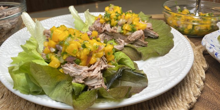 Tacos de lechuga con cerdo.