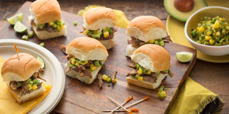 Mini hamburguesas de Carnitas con salsa de aguacate dorada