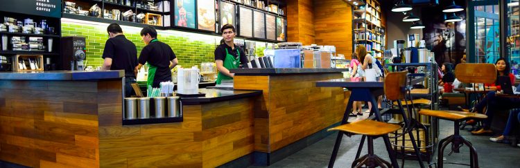 Otra de las iniciativas consistirá en el lanzamiento de una aplicación para crear una comunidad digital con los 240.000 empleados de la cadena en Estados Unidos y que, según Starbucks, ofrecerá "más oportunidades a los trabajadores para ser escuchados y tener voz".
(Dreamstime)