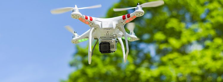 Según Amazon, sus ingenieros han desarrollado una tecnología que resuelve uno de los principales problemas de la mayoría de drones de uso común: necesitan ser tripulados porque son incapaces de reconocer otros objetos en el camino.
(Dreamstime)