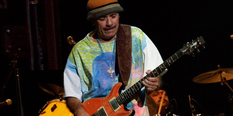 Santana fue pionero en fusionar ritmos latinos con el género rock en la banda homónima que fundó en 1966 y, desde entonces, su figura y su música han obtenido todos los reconocimientos posibles.
(Dreamstime)