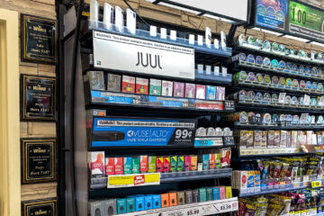 Los estados hallaron que Juul comercializaba de manera "incesante" los cigarrillos electrónicos a los jóvenes por medio de "fiestas de lanzamiento (…) publicaciones en redes sociales y muestras gratuitas". 
(Dreamstime)