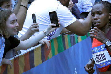 La atleta keniana Sharon Lokedi corre por Central Park South durante la carrera de maratón de la ciudad de Nueva York. EFE//Peter Foley