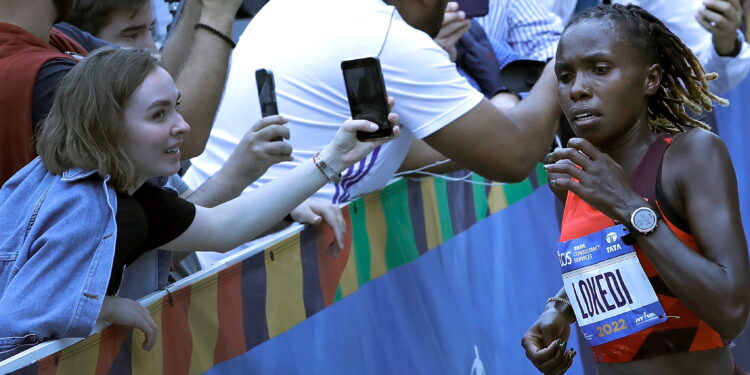 La atleta keniana Sharon Lokedi corre por Central Park South durante la carrera de maratón de la ciudad de Nueva York. EFE//Peter Foley