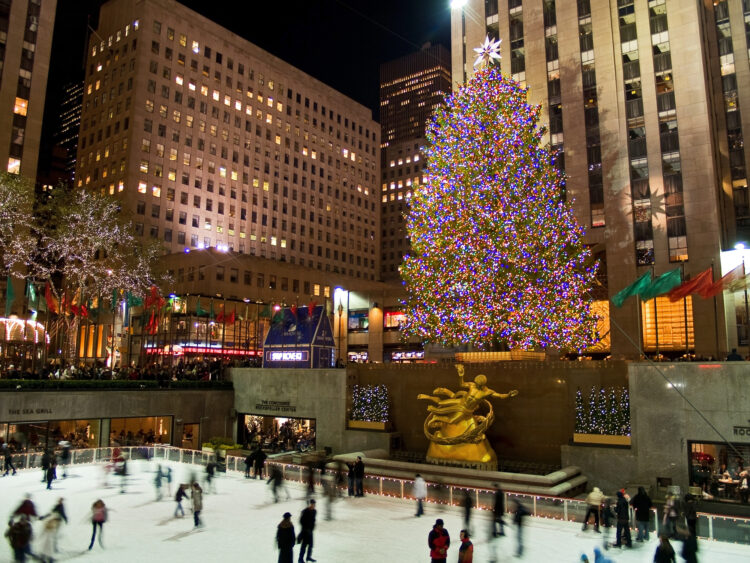 Ubicado junto a la pista de patinaje sobre hielo del complejo comercial, el árbol se encenderá a diario tras la puesta de sol y hasta la medianoche, y las autoridades han anunciado que cerrarán el tráfico rodado en sus alrededores coincidiendo con esas horas.
(Dreamstime)