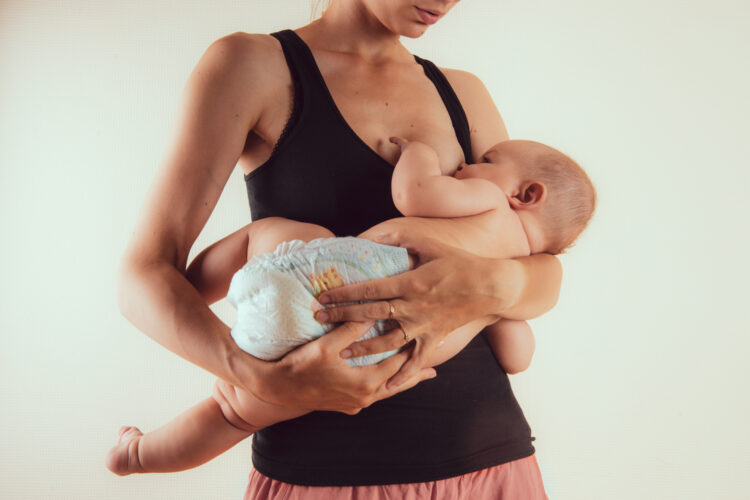 Los científicos analizaron las heces de los bebés que consumieron leche materna y determinaron "la presencia de anticuerpos" que habían recorrido el tracto intestinal de los lactantes (Dreamstime)