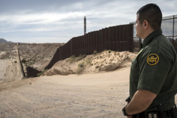 La CBP añadió que "se observó que los contrabandistas recogían a varios de los migrantes y los llevaron a una supuesta casa de escondite en National City".
 (Dreamstime)