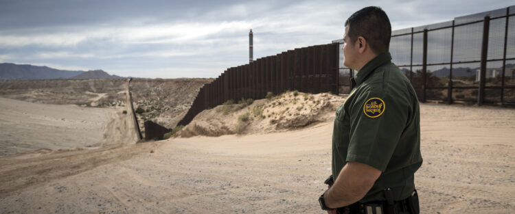 La CBP añadió que "se observó que los contrabandistas recogían a varios de los migrantes y los llevaron a una supuesta casa de escondite en National City".
 (Dreamstime)