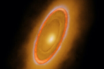 Dentro del anillo exterior también existe una gran nube de polvo que también pudo ser creada por otra colisión.
 EFE/Nature /Astronomy/Adam