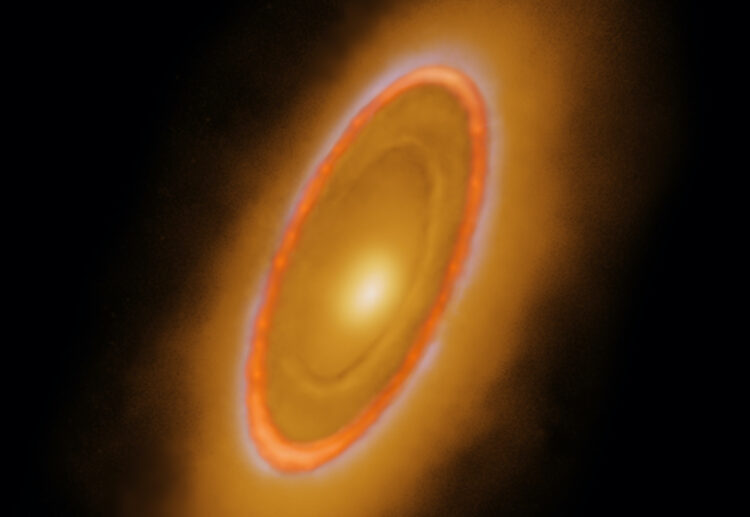 Dentro del anillo exterior también existe una gran nube de polvo que también pudo ser creada por otra colisión.
 EFE/Nature /Astronomy/Adam
