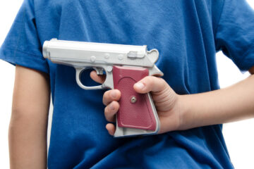 De acuerdo con los Centros para el Control y la Prevención de Enfermedades (CDC), los incidentes con armas de fuego son la causa principal de muerte entre niños de uno a 18 años de edad.
(Dreamstime)