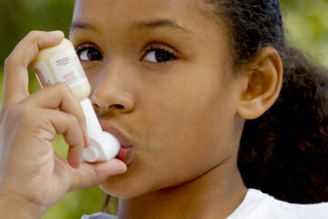 Los síntomas de la enfermedad incluyen tos, fiebre, congestión nasal y dificultad para respirar.
(Dreamstime)