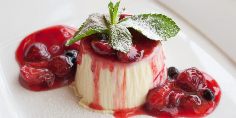 La Panna Cotta con Cerezas Caramelizadas, una sinfonía de sabores que deleita el paladar y nos transporta al corazón de Italia con cada bocado.