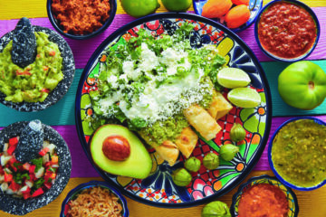 Las enchiladas combinan la sencillez de su preparación con la riqueza de sus sabores, siendo un plato emblemático de la cocina mexicana y una celebración de su rica tradición culinaria. (Dreamstime)