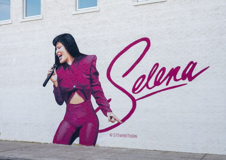 Selena permanece como una de las artistas latinas que más discos ha vendido en todo el mundo -unos 90 millones-, sólo superada por Gloria Estefan y Shakira.
(Dreamstime)